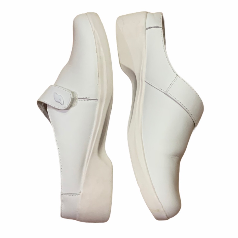 Propet clogs white slip on leather clog/mules Size 6.5 M